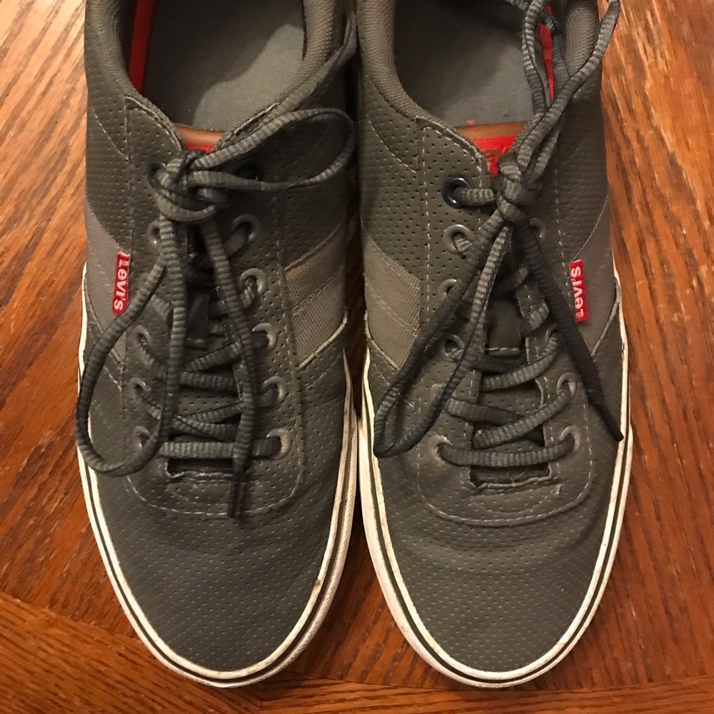 Comfortable Classic Levi’s Grey Lace Up Sneakers! - Picture 9 of 16